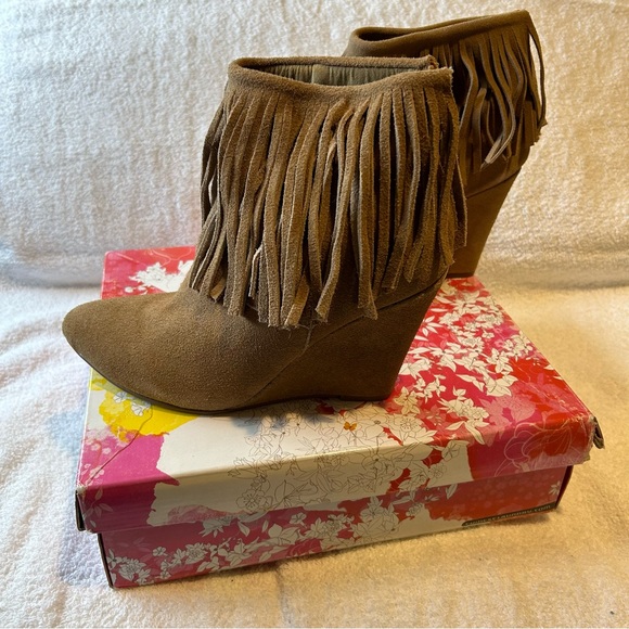 New Chinese Laundry “Artic” wedge ankle fringe bootie, camel suede, size 10 - Picture 2 of 6
